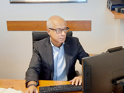 Il nostro titolare alla sua postazione di lavoro