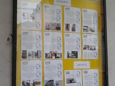 La nostra vetrina in Corso Mazzini, angolo Via Felice Orsini